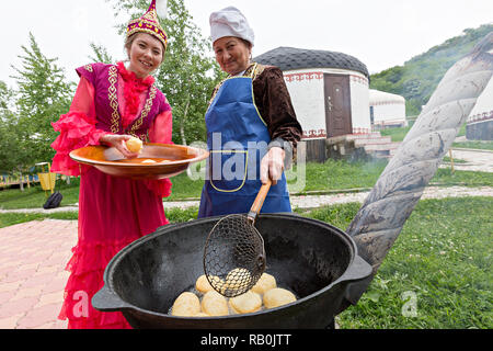 Le kazakh women making pain traditionnel local connu comme Baursak, à Almaty, Kazakhstan. Banque D'Images