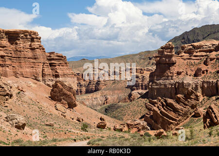 Canyon auezov au Kazakhstan connu pour ses intéressantes formations rocheuses. Banque D'Images