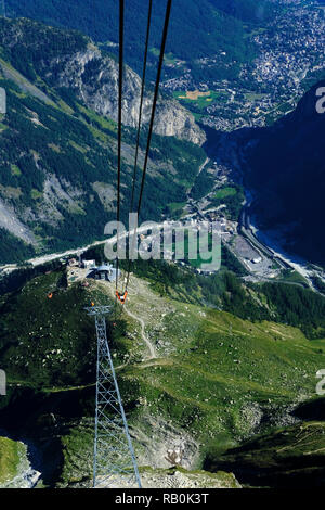 Vue depuis le téléphérique du Mont-blanc sur Courmayeur et Aoste. Le Skyway Monte Bianco cable car jusqu'à la pointe Helbronner dans le massif du Mont Blanc. Banque D'Images