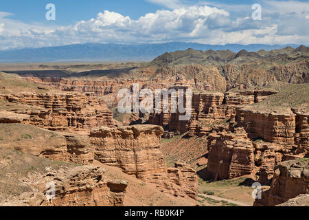 Canyon auezov au Kazakhstan connu pour ses intéressantes formations rocheuses. Banque D'Images