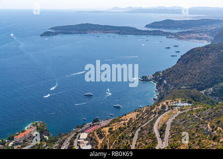 La France du Sud, Cote-Dazur Cap-Dail, île, Cap Ferrat, beaucoup de bateaux, la couleur rouge des toitures, serpentine Road, route de montagne, vue aérienne de La Turbie Banque D'Images