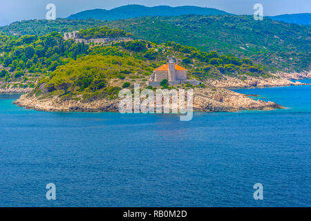 Vue panoramique au littoral pittoresque et près de l'hôte de l'île de Vis, Croatie. Banque D'Images