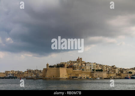 Vue panoramique autour de La Valette's Harbour avec beaucoup de petits et grands navires et bateaux à La Valette, Malte Banque D'Images