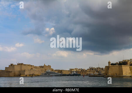 Vue panoramique autour de La Valette's Harbour avec beaucoup de petits et grands navires et bateaux à La Valette, Malte Banque D'Images