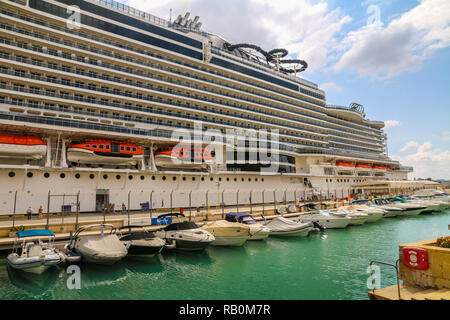 Fermer la vue du CSM Seaview cruiser navire ancré dans le port de La Valette, sur une journée ensoleillée d'automne à La Valette, Malte Banque D'Images