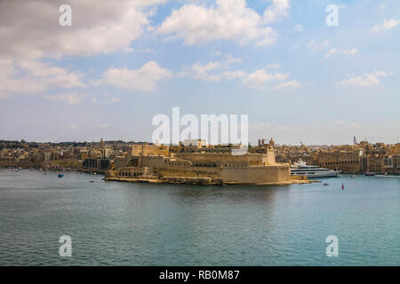 Vue panoramique autour de La Valette's Harbour avec beaucoup de petits et grands navires et bateaux à La Valette, Malte Banque D'Images