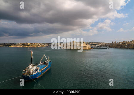 Vue panoramique autour de La Valette's Harbour avec beaucoup de petits et grands navires et bateaux à La Valette, Malte Banque D'Images