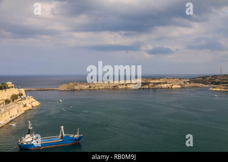 Vue panoramique autour de La Valette's Harbour avec beaucoup de petits et grands navires et bateaux à La Valette, Malte Banque D'Images