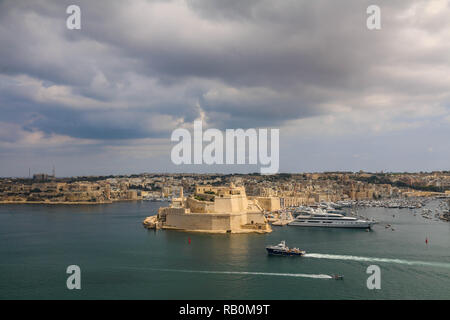 Vue panoramique autour de La Valette's Harbour avec beaucoup de petits et grands navires et bateaux à La Valette, Malte Banque D'Images