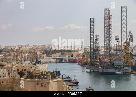 Vue panoramique autour de La Valette's Harbour avec beaucoup de petits et grands navires et bateaux à La Valette, Malte Banque D'Images