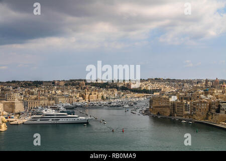 Vue panoramique autour de La Valette's Harbour avec beaucoup de petits et grands navires et bateaux à La Valette, Malte Banque D'Images