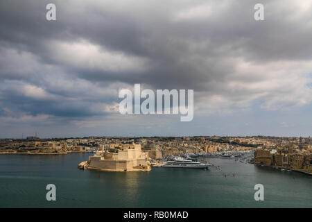 Vue panoramique autour de La Valette's Harbour avec beaucoup de petits et grands navires et bateaux à La Valette, Malte Banque D'Images