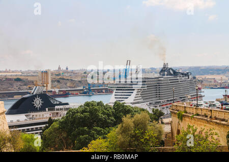 MSC Seaview cruiser navire ancré dans le port de La Valette, sur une journée ensoleillée d'automne à La Valette, Malte Banque D'Images