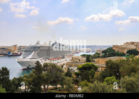 MSC Seaview cruiser navire ancré dans le port de La Valette, sur une journée ensoleillée d'automne à La Valette, Malte Banque D'Images