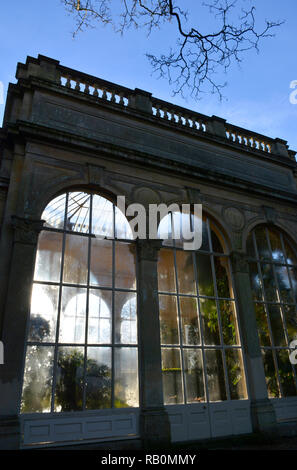 Vue sur l'Orangerie, Château Ashby Gardens, Northamptonshire, Angleterre. Conçu par Matthew Digby Wyatt Banque D'Images