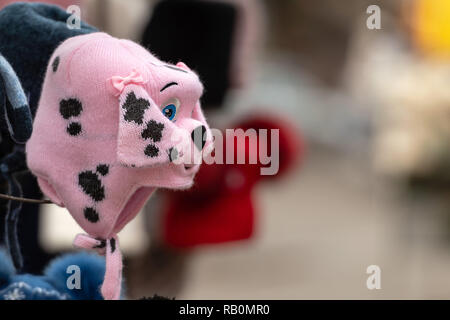 Tricots colorés chapeaux pour enfants avec des animaux différents visages. Banque D'Images