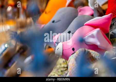 Selective focus photo en gros plan. Une gamme de jouets fabriqués à la main dans le centre artisanal du marché annuel. Banque D'Images