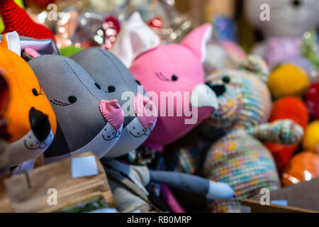 Photo en gros plan. Une gamme de jouets fabriqués à la main dans le centre artisanal du marché annuel. Banque D'Images