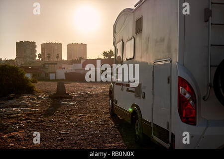 Caravane véhicule récréatif motorisé remorques au soir. Les personnes actives en voyage, voyage aventure et concept Banque D'Images