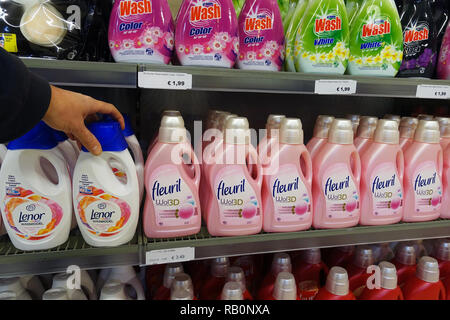 Étagères remplies de bouteilles de détergent à lessive liquide dans un magasin Banque D'Images