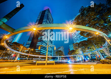 Concept d'affaires de l'Asie de l'immobilier et de la construction de l'entreprise - à la vue de la nuit jusqu'à l'intersection de la route de Shinjuku, les gratte-ciel refléter twi Banque D'Images