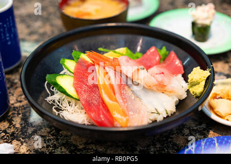 La culture de l'Asie concept - Japon traditionnel chirashi sushi, sashimi mix et le riz Banque D'Images