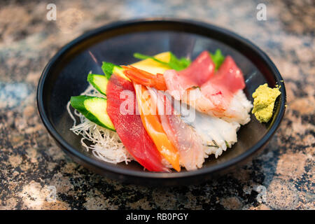 La culture de l'Asie concept - Japon traditionnel chirashi sushi, sashimi mix et le riz Banque D'Images