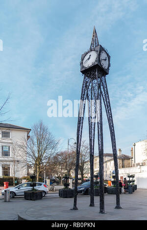 TUNBRIDGE WELLS, KENT/UK - Janvier 4 : Vue de l'horloge millénaire moderniste à Royal Tunbridge Wells shopping centre le 4 janvier 2019. Trois personnes non identifiées Banque D'Images