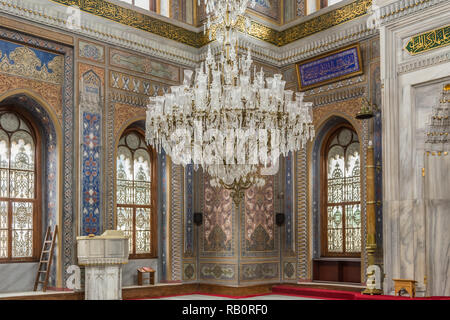 L'intérieur de la mosquée d'Aksaray, Laleli, Istanbul, Turquie, montrant le lustre orné. Banque D'Images