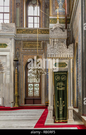 Intérieur de la mosquée d'Aksaray, Laleli, Istanbul, Turquie, montrant le minbar. Banque D'Images