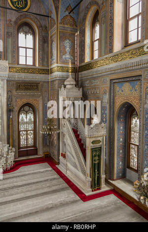 Intérieur de la mosquée d'Aksaray, Laleli, Istanbul, Turquie, montrant le minbar. Banque D'Images