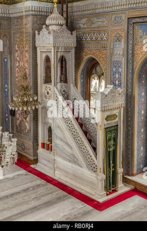 Intérieur de la mosquée d'Aksaray, Laleli, Istanbul, Turquie, montrant le minbar. Banque D'Images