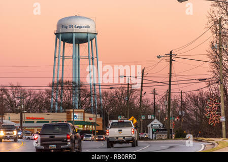 Ville de Loganville, Géorgie tour de l'eau avec soirée le trafic sur l'autoroute Atlanta. (USA) Banque D'Images