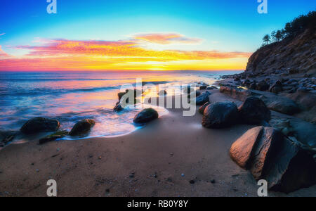 Beaux nuages sur la mer, le lever du soleil shot Banque D'Images