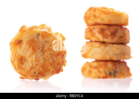 Des biscuits de parmesan sain isolé sur fond blanc Banque D'Images