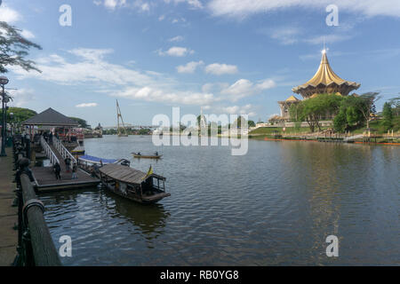 Le Darul Hana pont situé en bord de rivière Kuching Banque D'Images