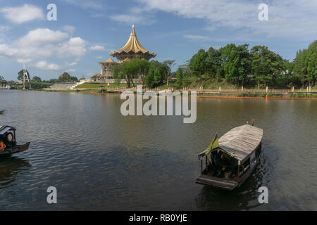 Le Darul Hana pont situé en bord de rivière Kuching Banque D'Images