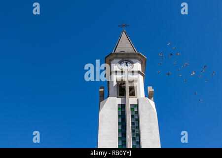 Les pigeons voler autour de la tour de l'horloge de la chapelle de Nuestra Señora de Bonanza à El Paso, La Palma, Canary Islands, Spain Banque D'Images