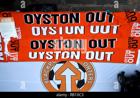 Les foulards sont Oyston organisé pour protester avant le début de l'unis en FA Cup, troisième tour match à Bloomfield Road, Blackpool. Banque D'Images