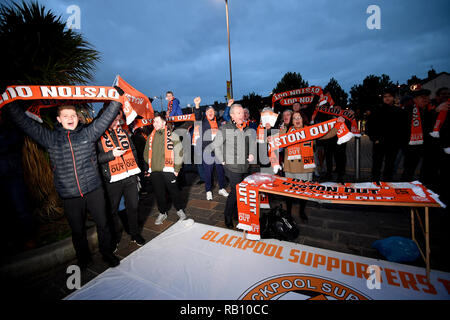 Fans de Blackpool à l'extérieur du stade contenir jusqu'Oyston des foulards en protestation avant le début de l'unis en FA Cup, troisième tour match à Bloomfield Road, Blackpool. Banque D'Images