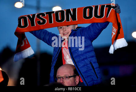 Fans de Blackpool à l'extérieur du stade contenir jusqu'Oyston des foulards en protestation avant le début de l'unis en FA Cup, troisième tour match à Bloomfield Road, Blackpool. Banque D'Images