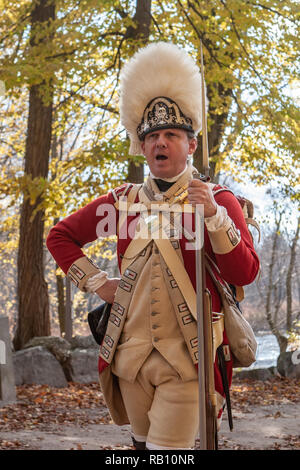 Soldat britannique ère révolutionnaire à la Old North Bridge à Concord, MA Banque D'Images