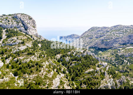 Vue panoramique sur le littoral escarpé du massif des Calanques sur la côte méditerranéenne dans le sud de la France près de Marseille par une journée ensoleillée. Banque D'Images