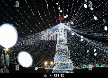 Minsk, Belarus - 28 décembre 2018 : Avis d'un arbre de Noël 2019 au Pobediteley avenue à Minsk, Biélorussie Banque D'Images