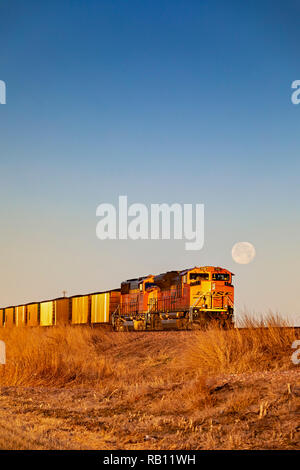 Caire, New York - un train de charbon de BNSF dans les Sand Hills du Nebraska. Chaque jour, 100 trains de charbon, chacun d'environ un kilomètre de long, livrer le charbon du Wyo Banque D'Images