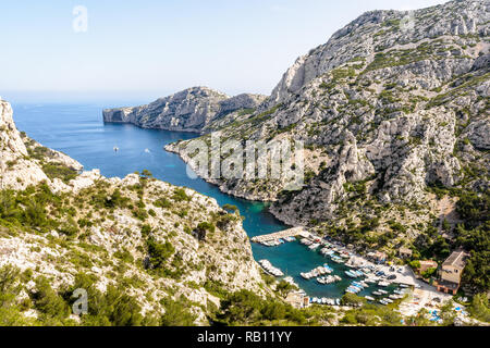 Vue panoramique sur la calanque de Morgiou sur la côte méditerranéenne près de Marseille dans le sud de la France avec son petit port sur un jour de printemps ensoleillé Banque D'Images