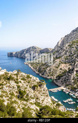 Vue sur la calanque de Morgiou sur la côte méditerranéenne près de Marseille dans le sud de la France avec son petit port sur un jour de printemps ensoleillé. Banque D'Images