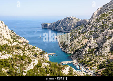 Vue panoramique sur la calanque de Morgiou sur la côte méditerranéenne près de Marseille dans le sud de la France avec son petit port sur un jour de printemps ensoleillé Banque D'Images