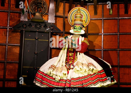 Cochin, Kerala, Inde : le 25 décembre 2108 : l'artiste de kathakali non identifiés lors de la traditionnelle danse Kathakali du Kerala, en Inde. Il Banque D'Images