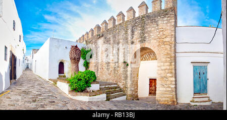 Vue panoramique sur la belle rue de Vejer de la Frontera, l'un des plus visités par les touristes des villages blancs de la province de Cadiz, dans et Banque D'Images